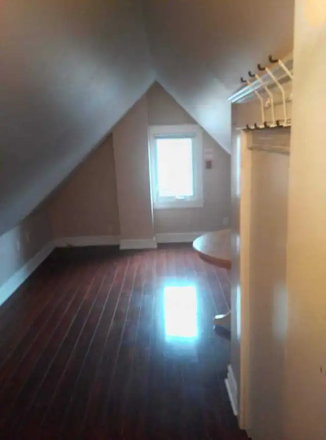 location! Unfurnished room shared house near subway