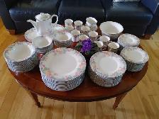 Set de vaisselle NORITAKE ( 8 - 12 couverts ) Japon