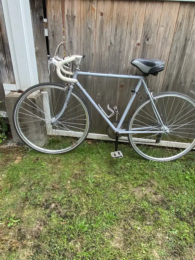 men’s road bicycle