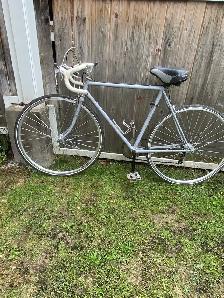 men’s road bicycle