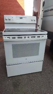 GE 30' Glass Top Stove | Week Price