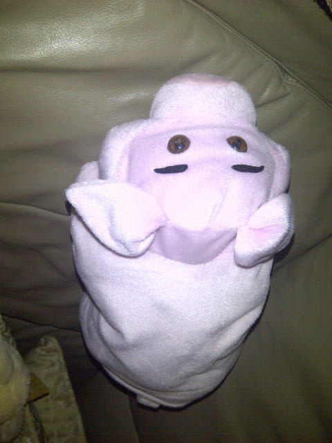 BEAU COCHON ROSE NEUF 15'LONx7'HAU QUI CHANGE EN COUSSIN: $10.00