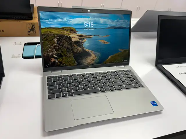 Touchscreen Business Laptop: Dell Latitude 5520 Intel i5-11th
