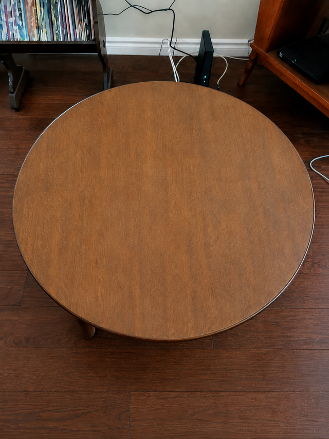 Excellent Cond Beautiful Coffee Table w Thick Glass Cover