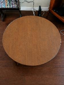 Excellent Cond Beautiful Coffee Table w Thick Glass Cover