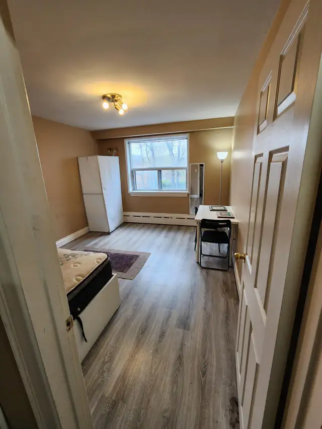 A Large furnished room utilities & wifi included, Wison-Bathurst