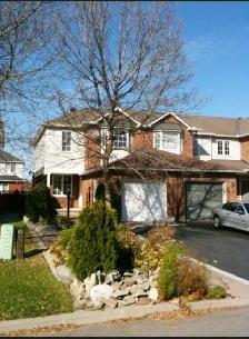 Beautiful 3 Bedroom End-Unit Townhouse Silver City Location
