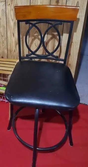 (((3 Swiveling Barstools)))