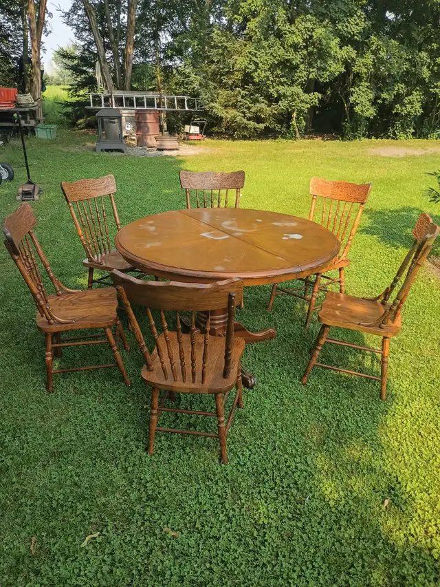 Table & Chairs