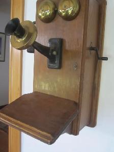 Vintage hand crank wall phone - Photo 3