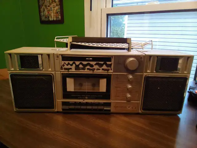 Stereo, old-skool boombox style