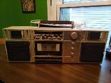 Stereo, old-skool boombox style