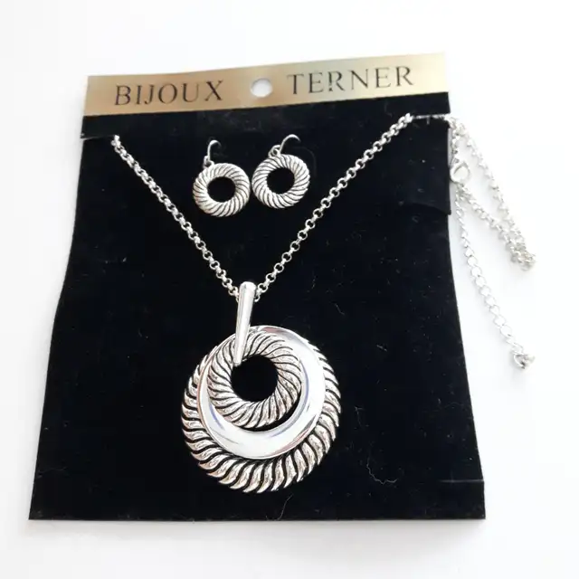 SET NEUF BIJOUX TERNER BOUCLES D'OREILLES COLLIER: $20.00 LE SET