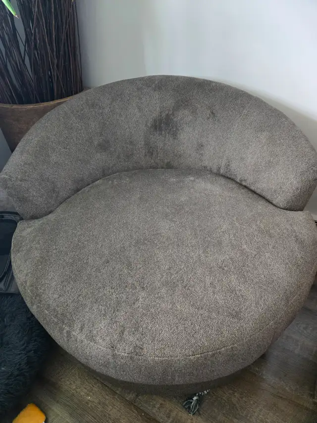 Free swivel round chair