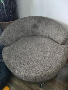 Free swivel round chair