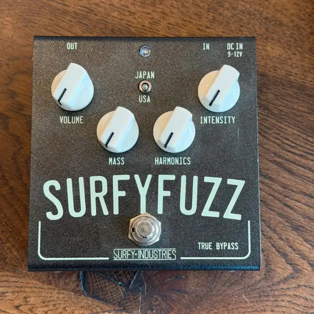 SurfyFuzz Guitar Pedel