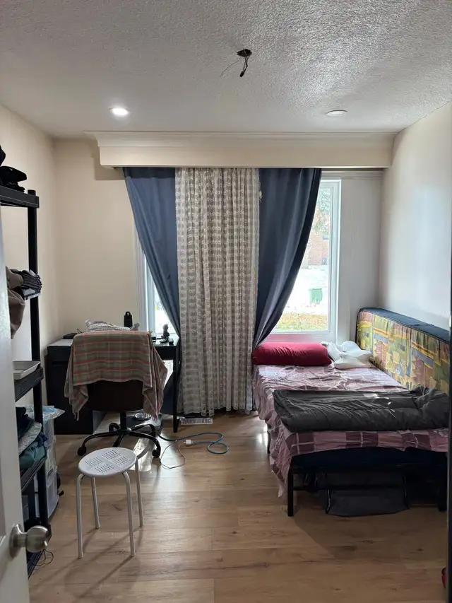 MAIN FLOOR BED ROOMS FOR RENT AT EGLINTON / KENNEDY