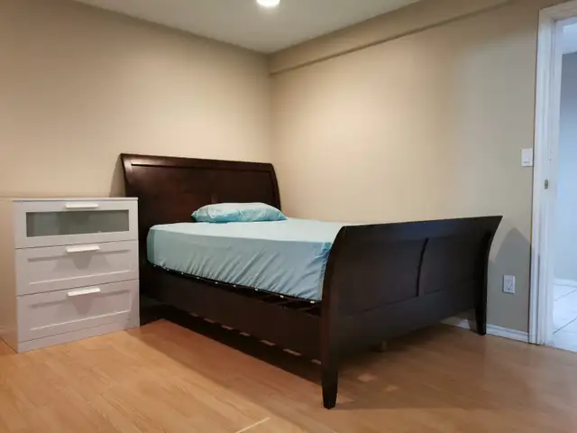Large Studio with Private Bathroom and Kitchen Near SkyTrain SFU