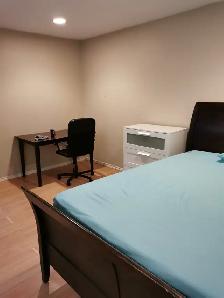Large Studio with Private Bathroom and Kitchen Near SkyTrain SFU - Photo 3