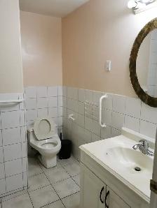 Large Studio with Private Bathroom and Kitchen Near SkyTrain SFU - Photo 4