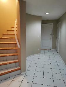 Large Studio with Private Bathroom and Kitchen Near SkyTrain SFU - Photo 7