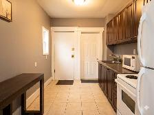 (Downtown) Private MasterRoom, Furnished @ Quiet 2 Bedrooms! - Photo 3