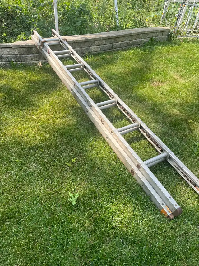 Aluminum 9 ft extension ladder