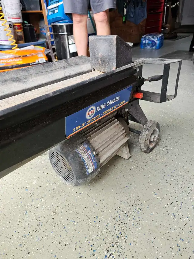 Electric Log Cutter / Coupe Buches Electrique