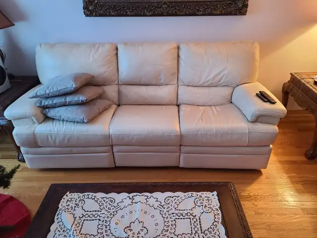 Italian leather sofa in great condition!