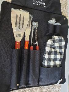 TABLIER POUR BBQ ET ACCESSOIRES FLAMBANT NEUF!
