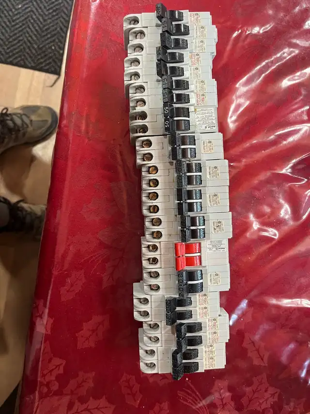 lot de 17 Breakers Stab-Lok simple et double