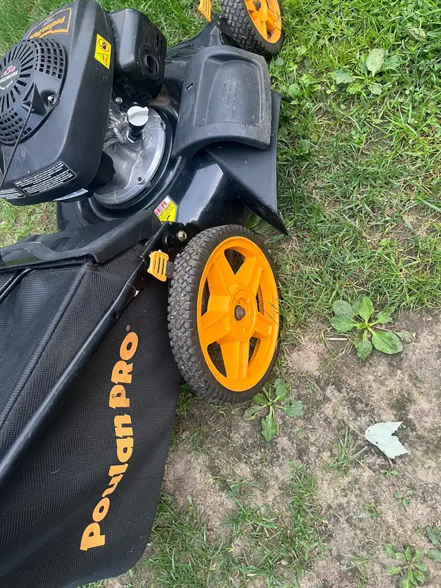 Tondeuse à pousser Honda avec sac et sortie latérale - 250$