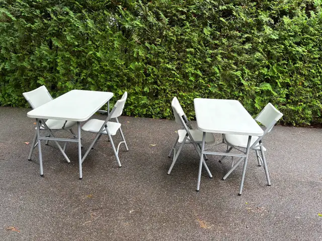 2TABLES ET 2 CHAISES PLIANTES STAPLE