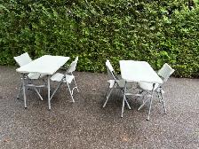 2TABLES ET 2 CHAISES PLIANTES STAPLE