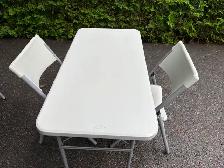 2TABLES ET 2 CHAISES PLIANTES STAPLE - Photo 2