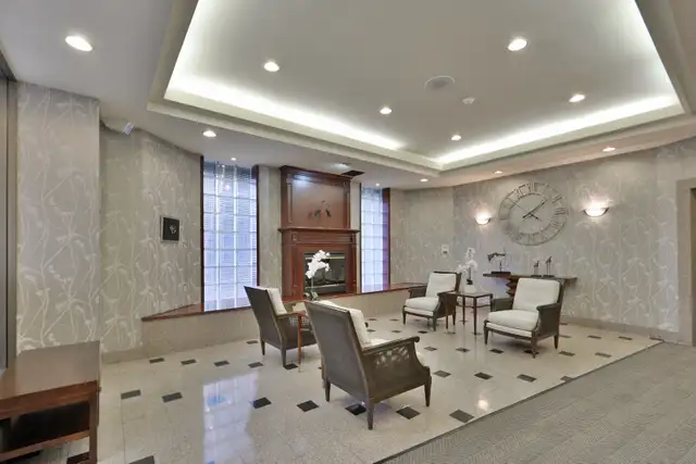 Spacious Condo, 2 2 den, Sept 1, Burnhamthorpe and Hurontario