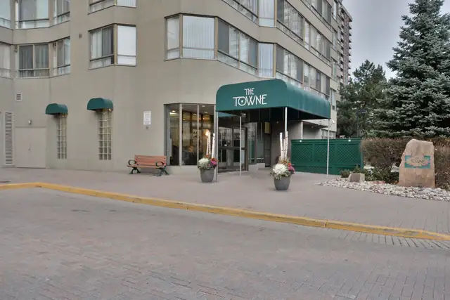 Spacious 2 2 den condo, Sept 1 move-in, Burnhamthorpe-Hurontario