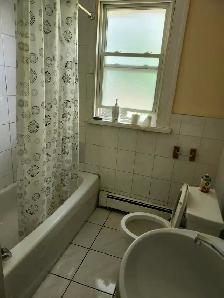 Clean, furnished rooms - 5min. walk to UoW on Rankin Ave. - Photo 8