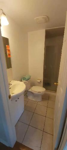 rooms for rent near York University - Photo 4