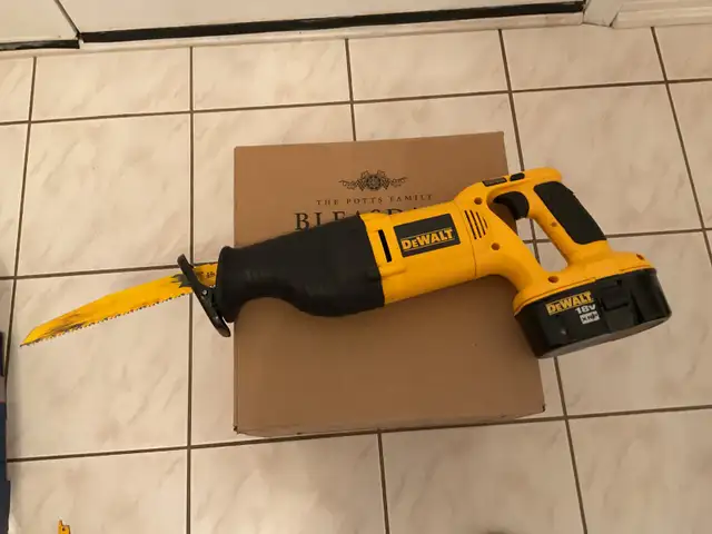DEWALT 938 18V RECIPROCATING SAW, CHARGER AND SAW BLADE
