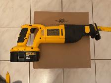 DEWALT 938 18V RECIPROCATING SAW, CHARGER AND SAW BLADE - Photo 2