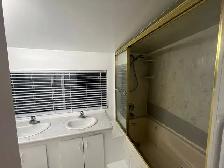 Clean Quiet Private Room with Bath near 22nd Street Station - Photo 3