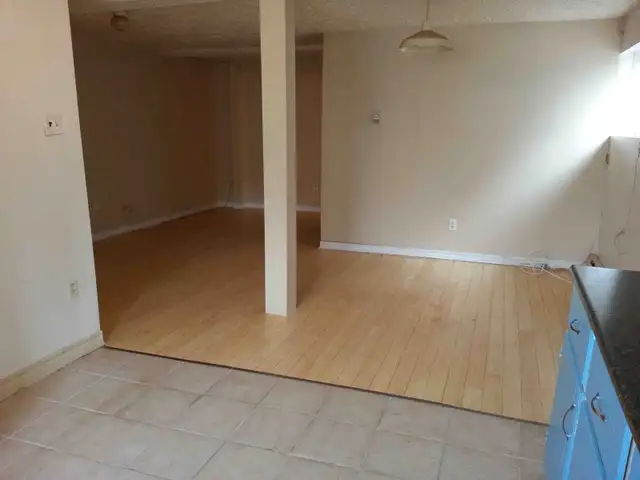 Nice 4 1/2 renovated, hot water included QUIET NEIGHBORHOOD
