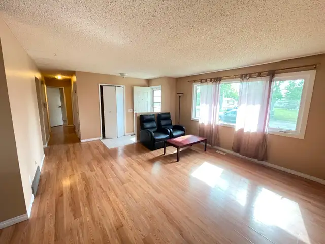 Clean & bright main floor furnished private BRs for rent in SE