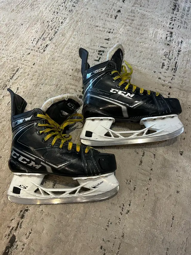 CCM Ribcore 90K Skates Size 5 - Reg fit