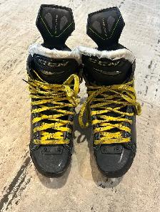 CCM Ribcore 90K Skates Size 5 - Reg fit - Photo 3