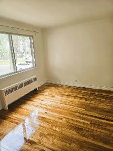 Spacieux 7 ½ rénové à louer – 4 CH, 2 SDB, Cour privée, 1er Sept - Photo 3