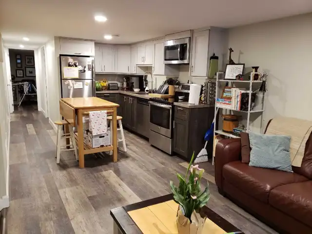 WESTBORO / HINTONBURG - Large 2BR Apt - Triplex
