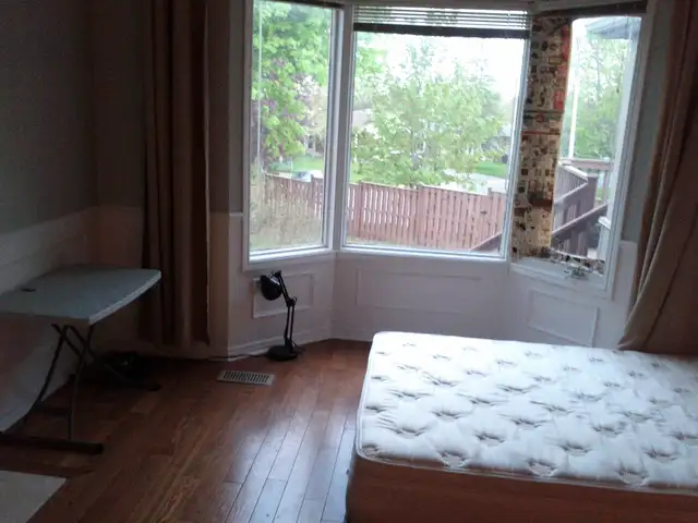 Close to Trent U, rooms for students