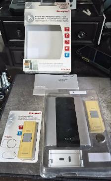 HONEYWELL SERIES 3 WIRELESS DOORBELL – 2 BUTTONS – TESTED – $30 - Photo 2